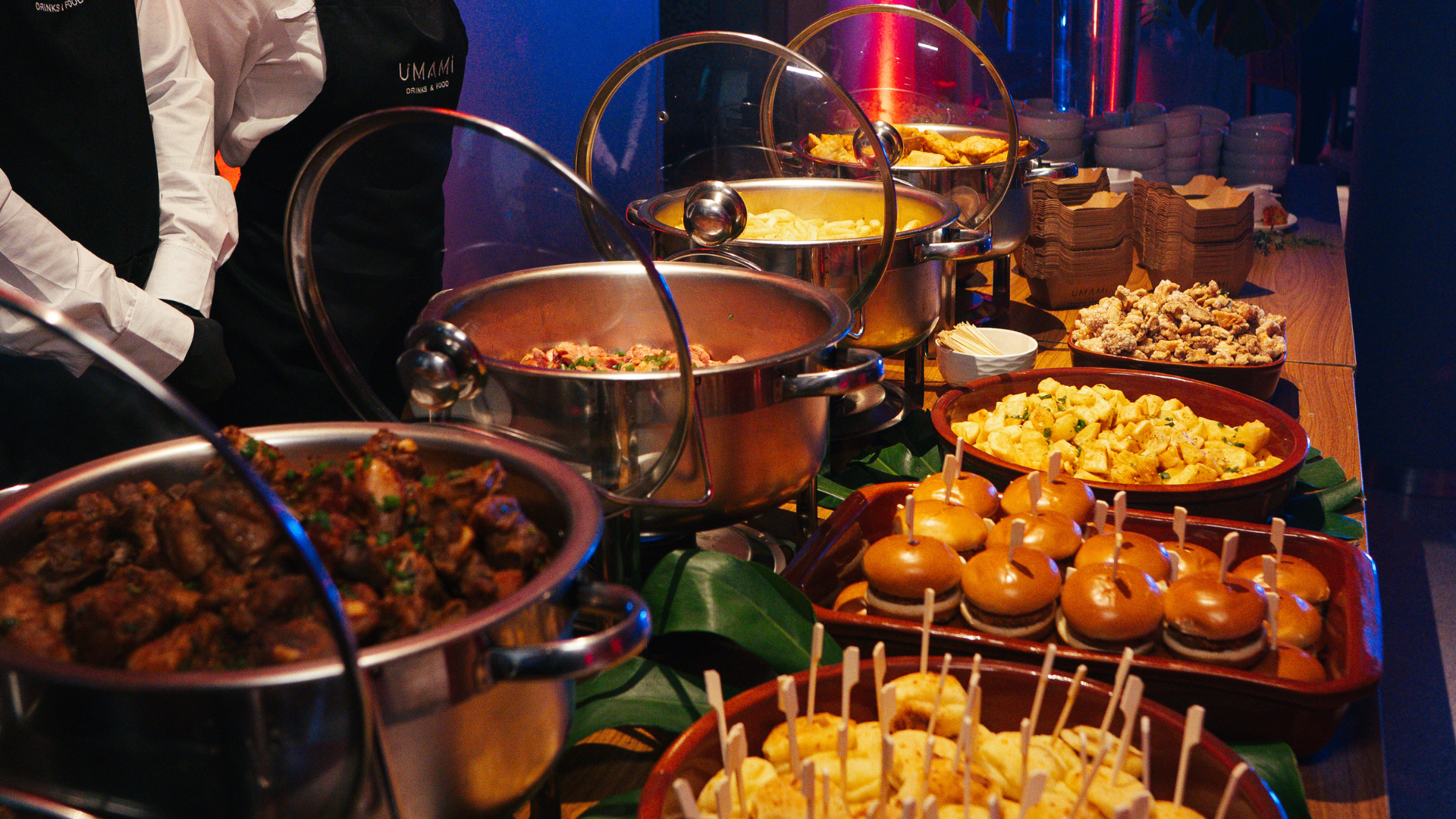 Grupo de universitários comemorando em uma festa