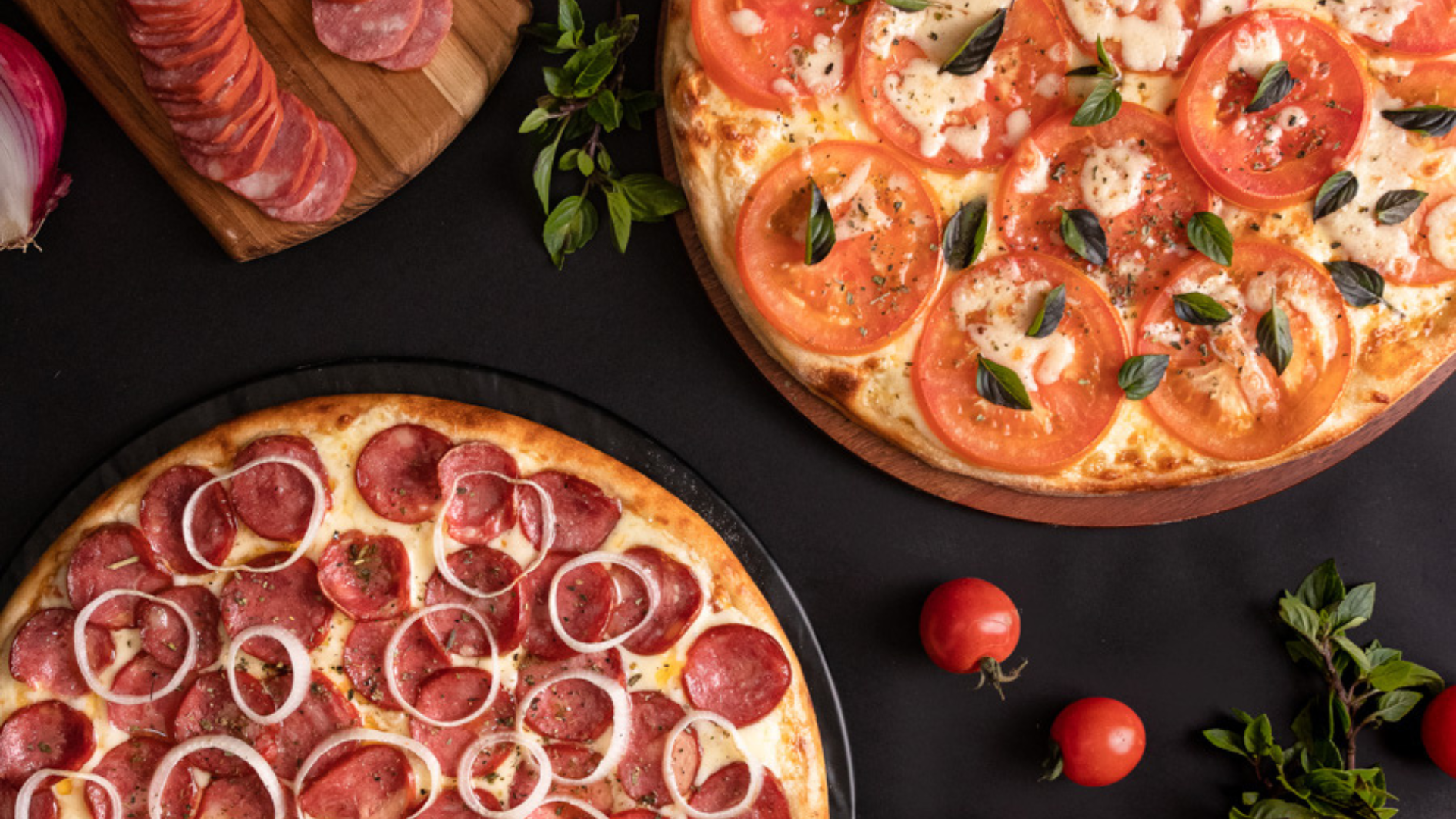 Festa pós-baile com amigos se divertindo e drinques